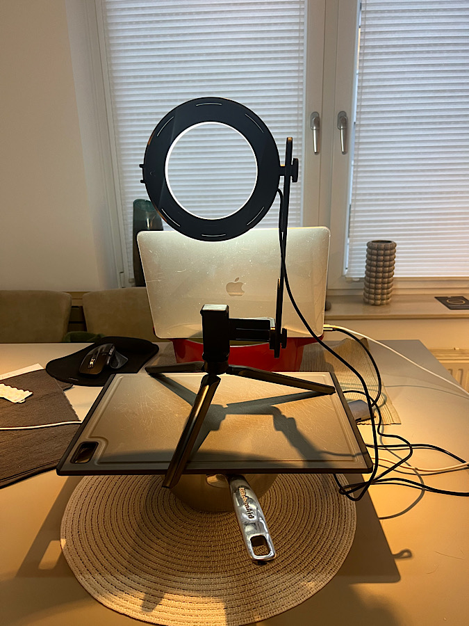 Frühe Online Sitzung in der Küche