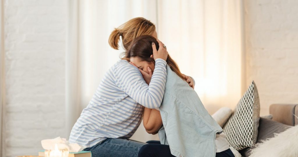 Mutterwunde heilen – zwei Frauen in heilsamer Umarmung